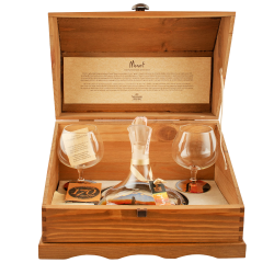 Купить Набор художники Monet Grappa di Dolcetto0.7л 2 бокала Mazzetti